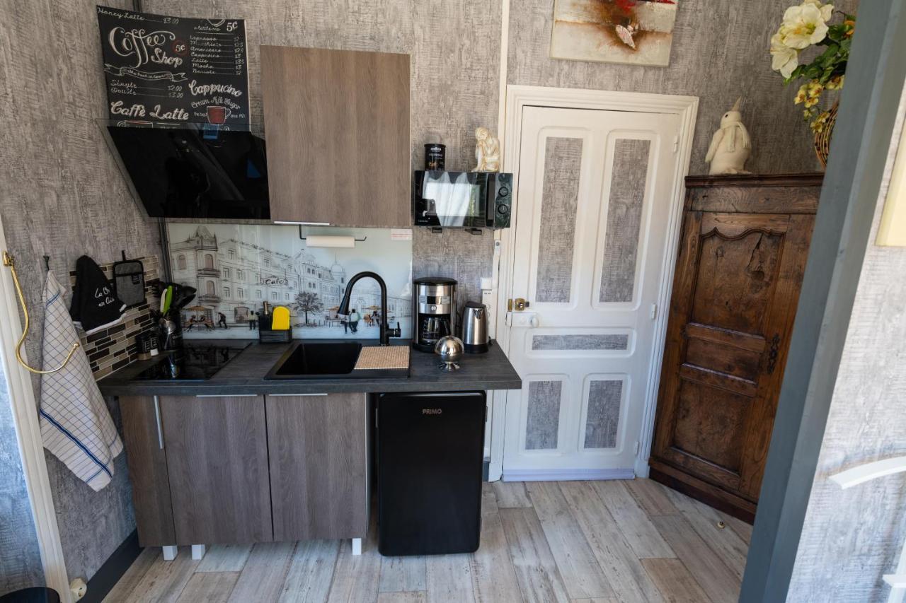Studio Malou, Cuisine, Salle D'Eau, Terrasse Amenagee Olliergues Екстериор снимка