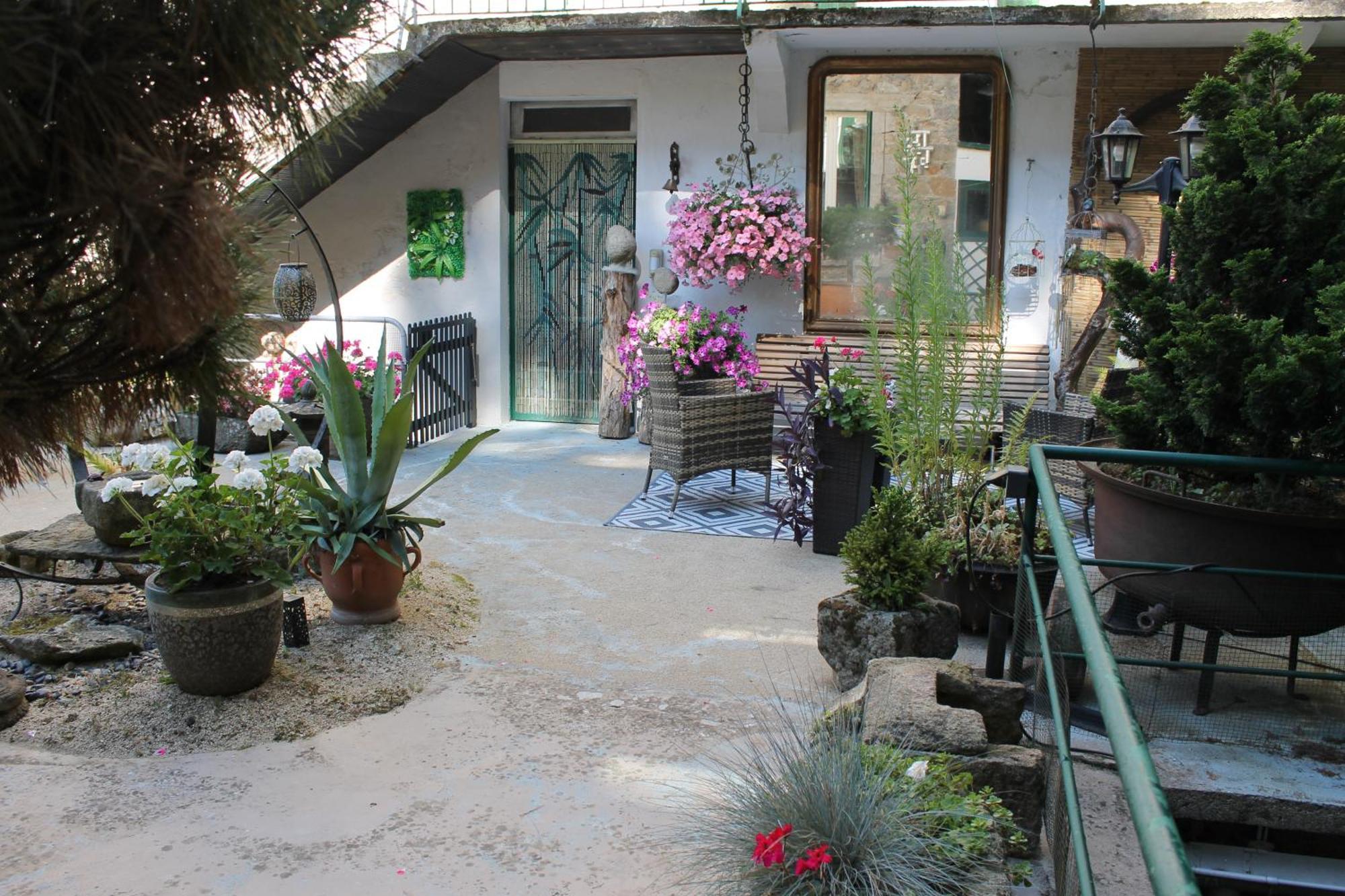 Studio Malou, Cuisine, Salle D'Eau, Terrasse Amenagee Olliergues Екстериор снимка
